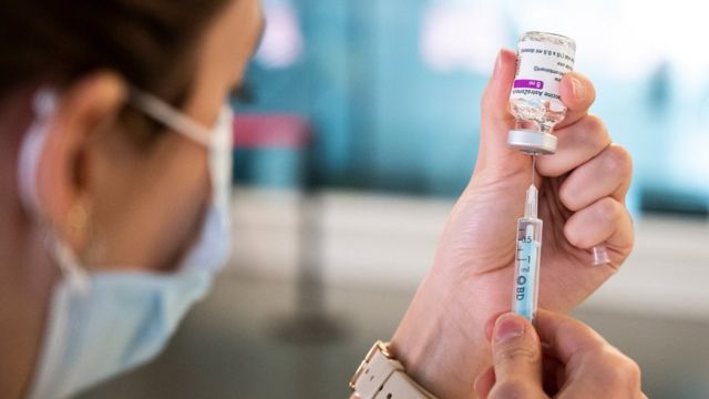 Sanidad ha recomendado parar la vacunación en menores de 60 / BBC