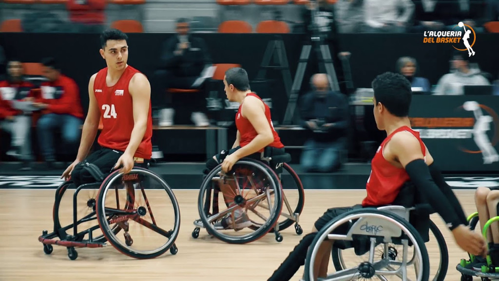 Imagen de un partido de baloncesto en silla adaptado /  la liga sports   