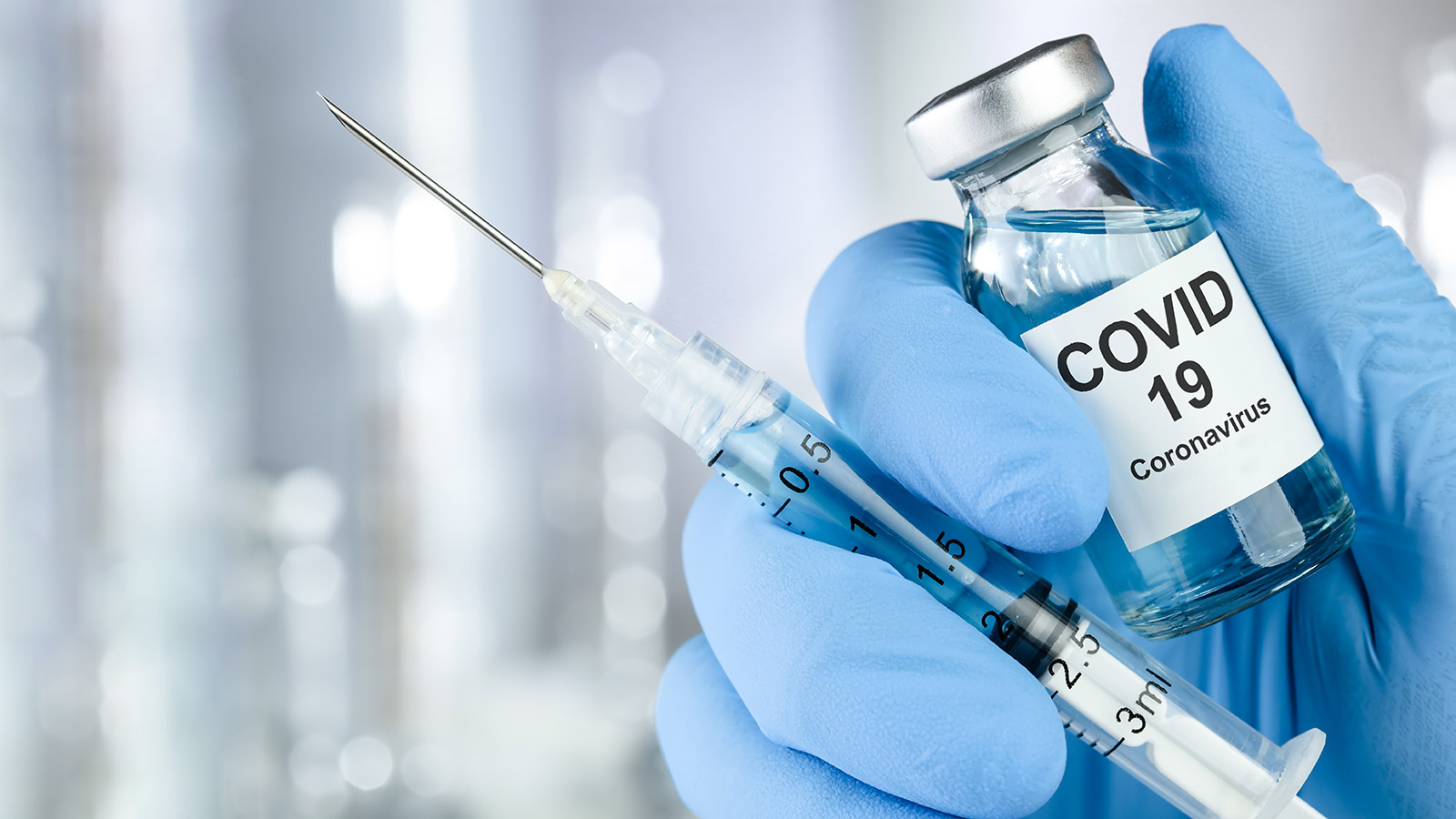 La vacuna Covid ha servido para protegernos y para que, en caso de pasar el Covid, lo hagamos de manera más leve / OCU 