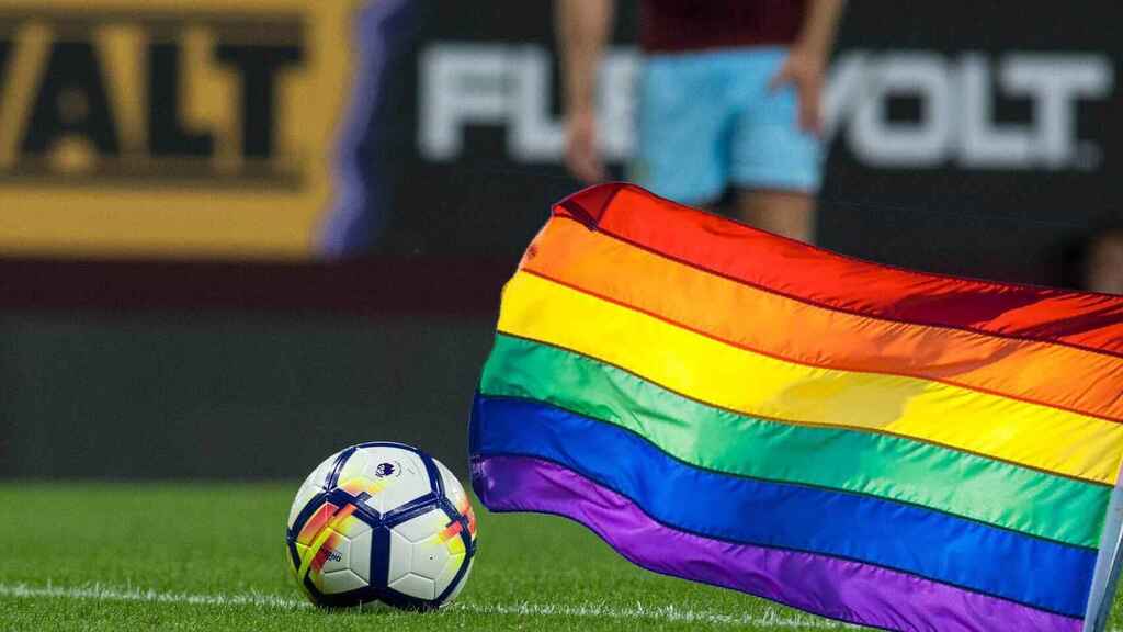 La Premier League lucha contra la LGTBIfobia en el deporte / El Español