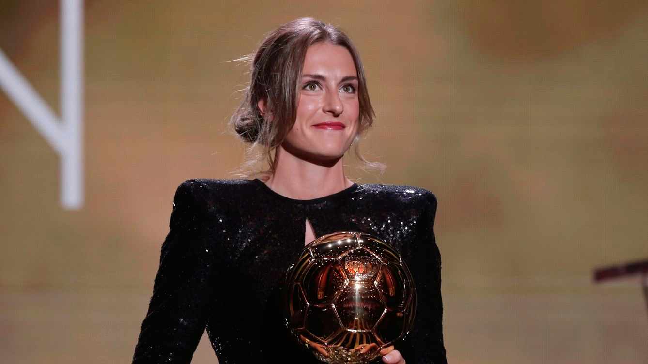 Alexia Putellas, galardonada con el Balón de Oro / El Confidencial