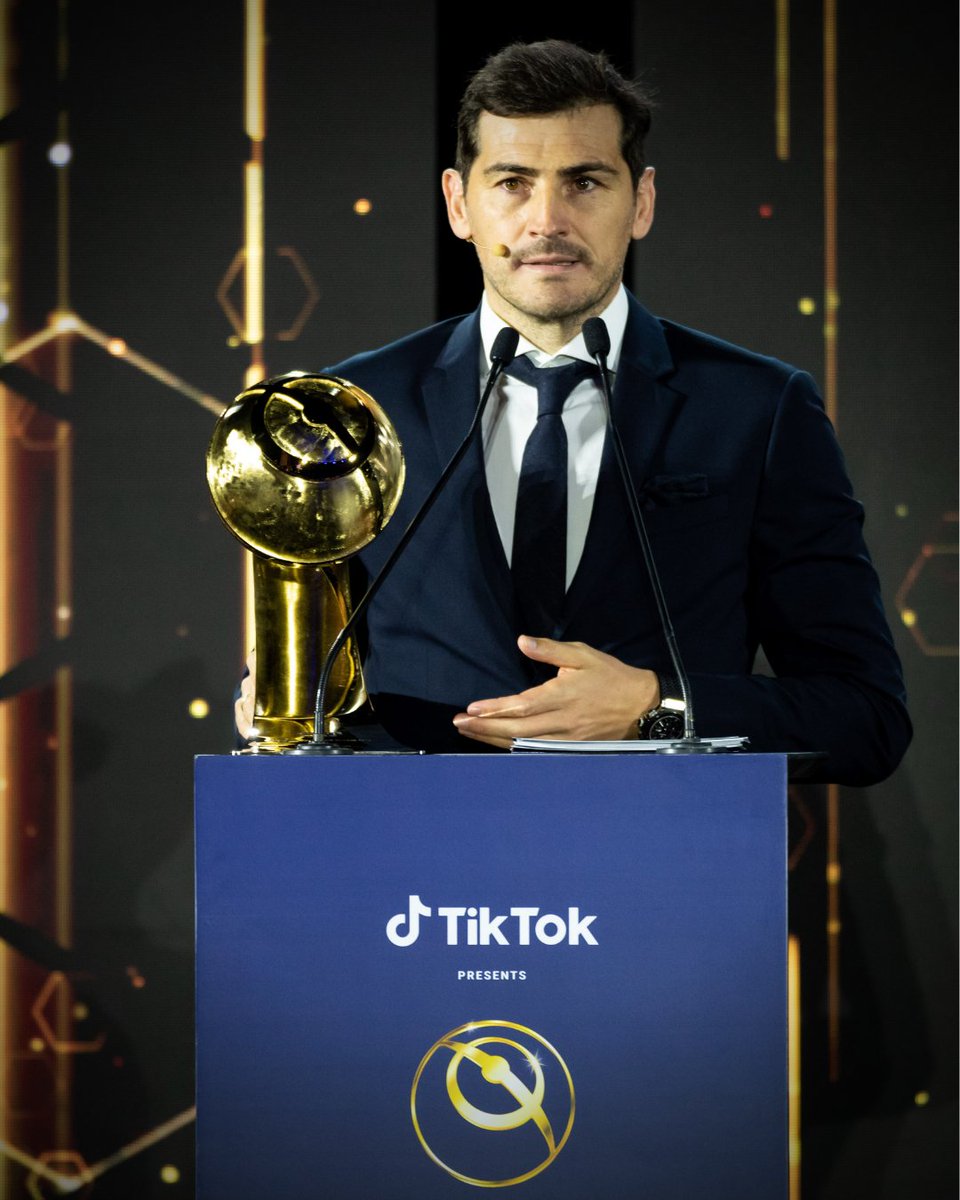 Iker Casillas, galardonado por su trayectoria deportiva / Twitter