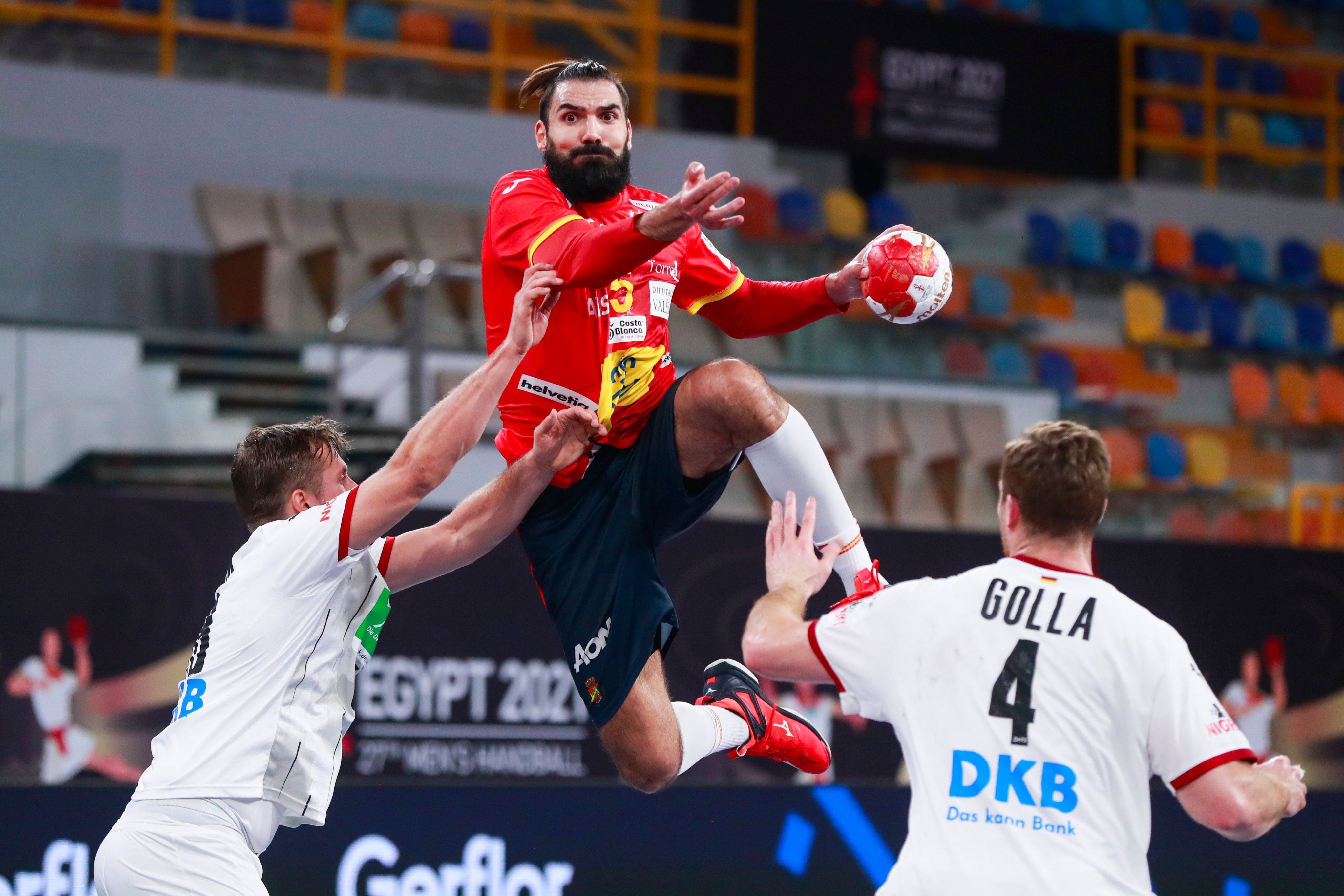 El hispano Jorge Maqueda ante la defensa germana / RFEBalonmano