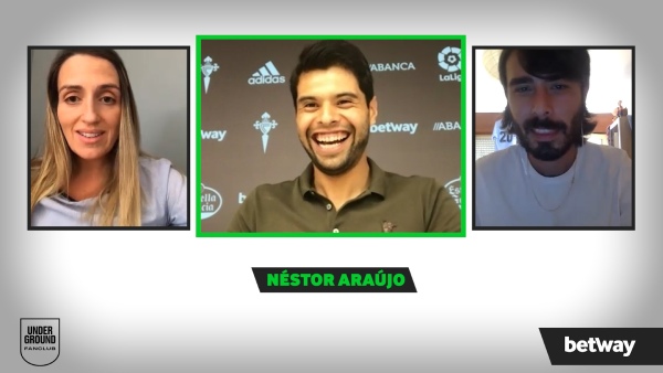 Aida y Alfonso (izquiera y derecha imagen) hinchas del Celta de Vigo,
entrevistando a Néstor Araújo (centro)