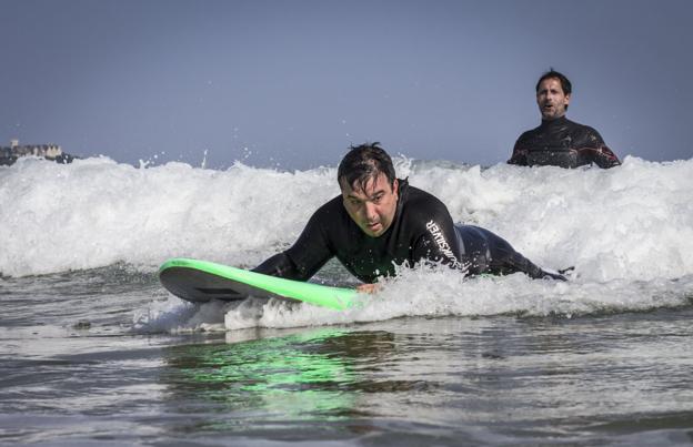 La Federación Cántabra de Surf en uno de los primeros cursos adaptados / El Diario Montañés