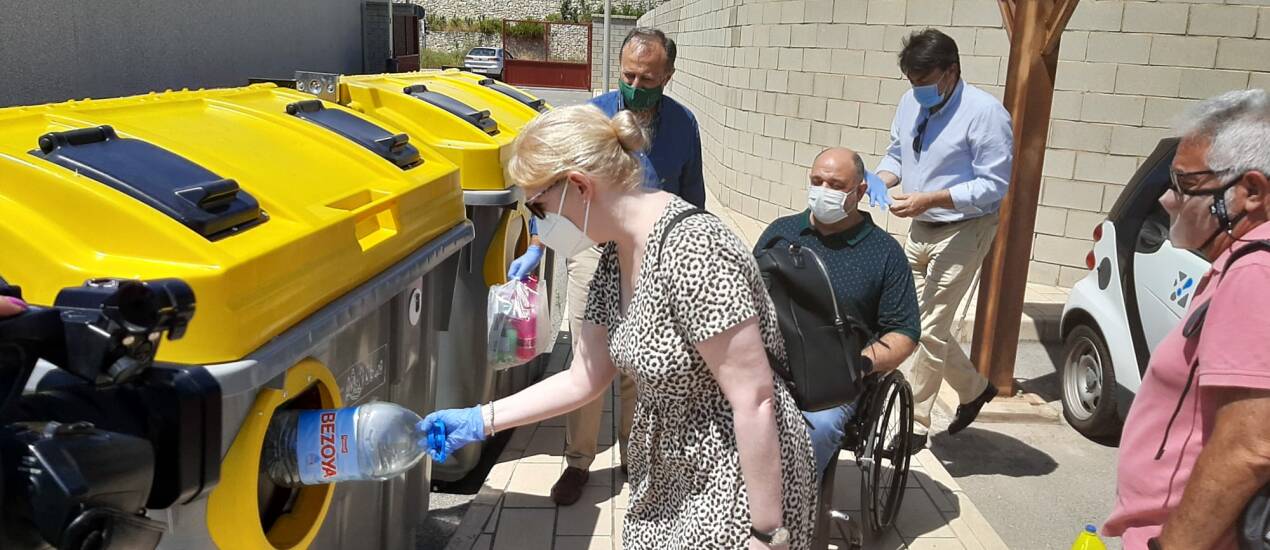 Una usuaria probando los contenedores accesibles de Alicante / Alicante Plaza