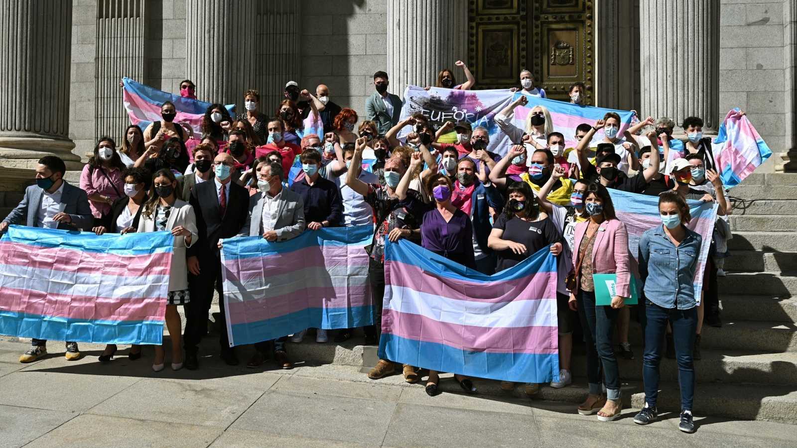 Manifestación en el Congreso ante el retraso de la ley trans/RTVE