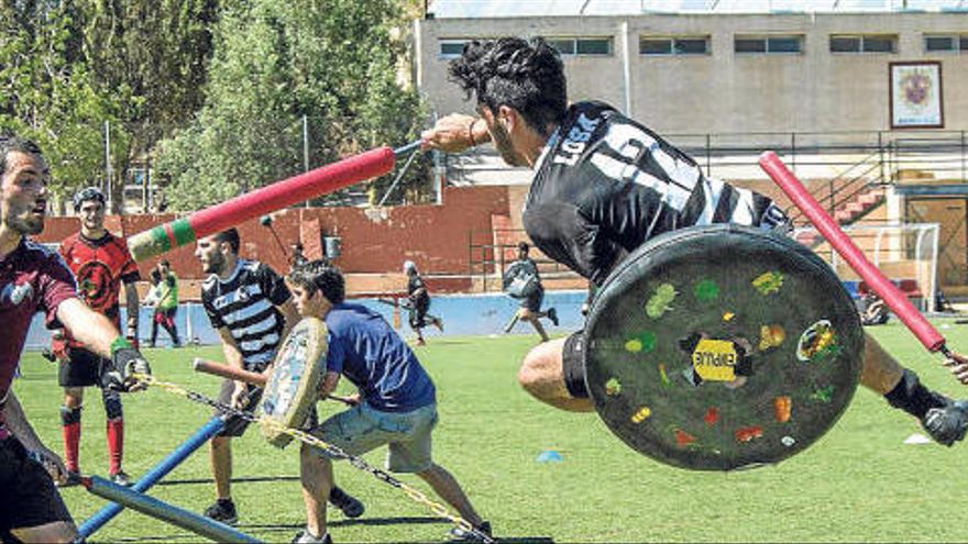 El jugger es un deporte que cuenta con más de 80 equipos por toda España / Diario Información