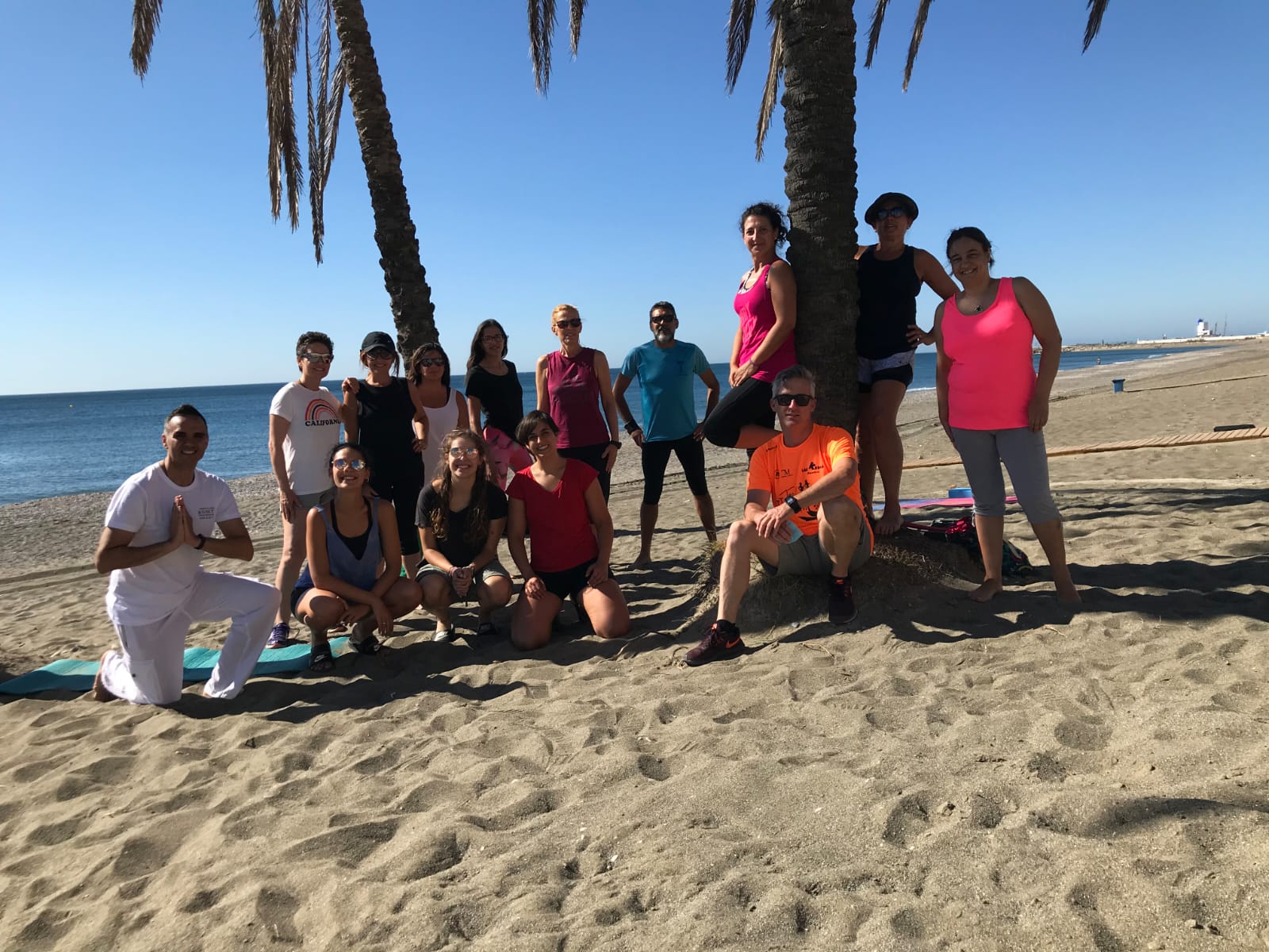 Isaac García Zotano con las participantes al final de la actividad / Isaac García