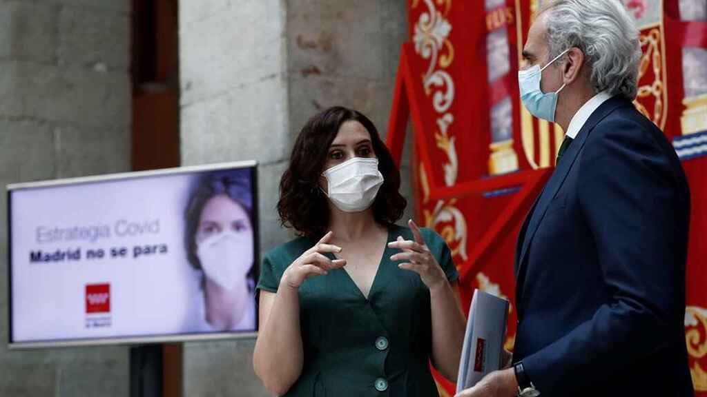 Ayuso junto a Ruiz Escudero, consejero madrileño de Sanidad / El Español