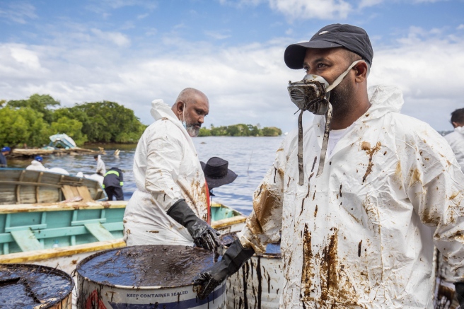 Voluntarios locales contra el vertido de petróleo en MauricioEFE/EPA/LAURA MOROSOLI