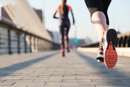 Entrenar es una de las actividades que se han puesto de moda en pandemia / Vitónica