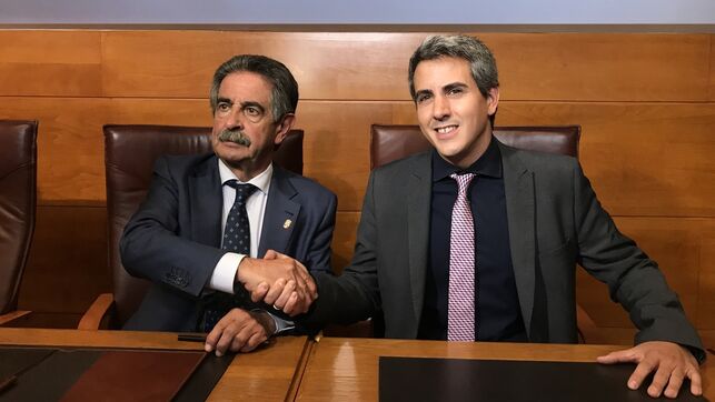 Revilla y Zuloaga durante la firma del pacto PRC - PSOE en Cantabria / eldiario.es