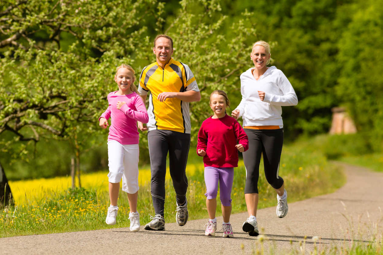 La mejor manera de hacer ejercicio es en familia / Mejor con Salud