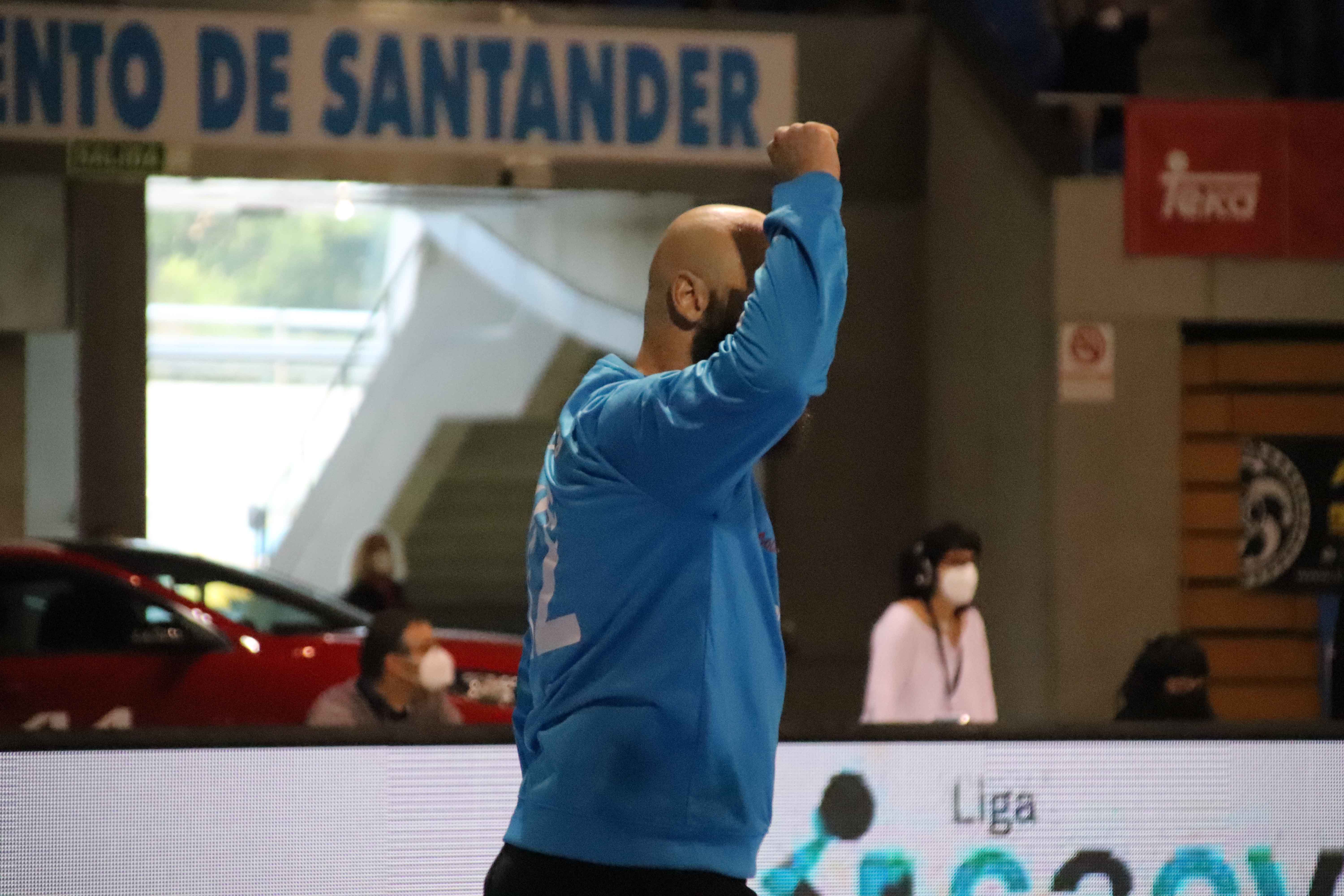 El portero Ernesto Sánchez fue la pesadilla del Barça Handbol / Enrique González