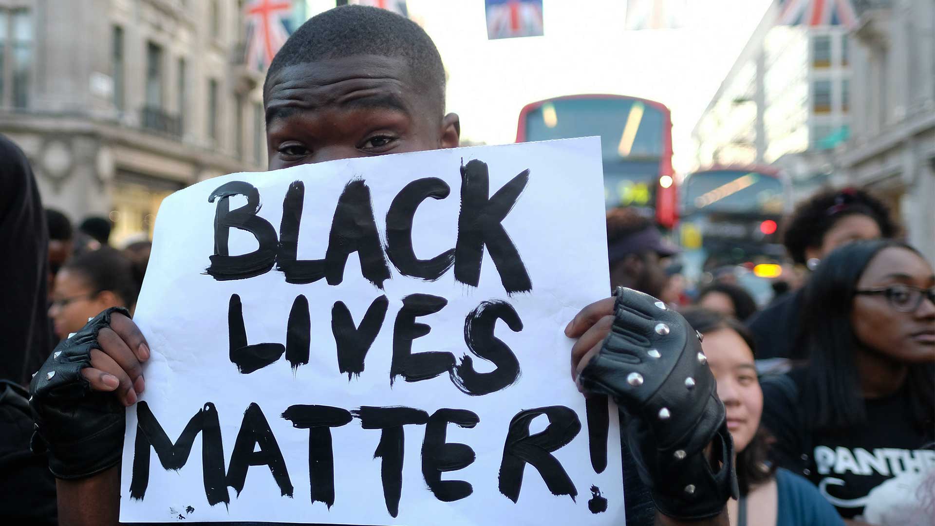 Un afroamericano sujeta el cartel de Black Lives Matter / ESCI - UPF News