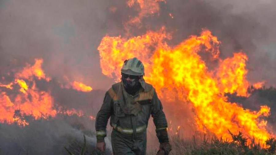 Un bombero en medio del incendio / El Correo Gallego