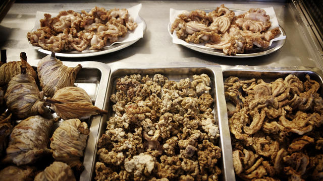 Zarajos, gallinejas y entresijos, tres platos típicos de la festividad de San Isidro (Foto: freiduría de Embajadores)