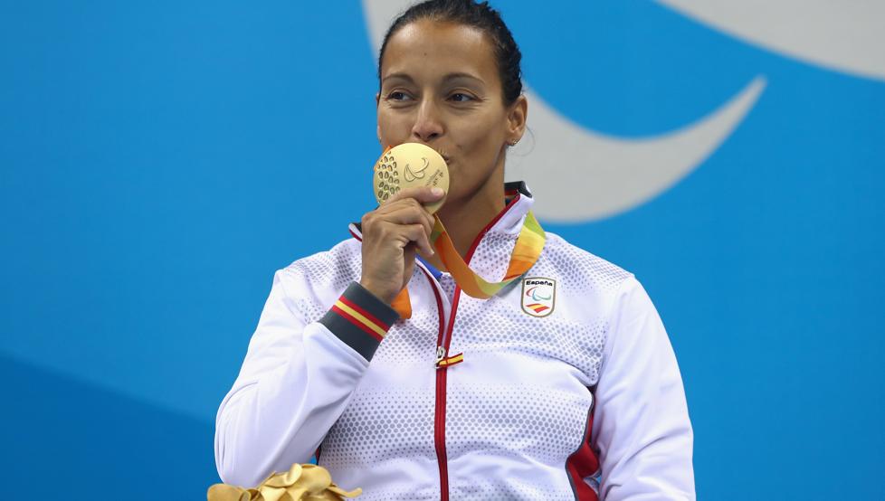 Teresa Perales besa un oro / Mundo Deportivo