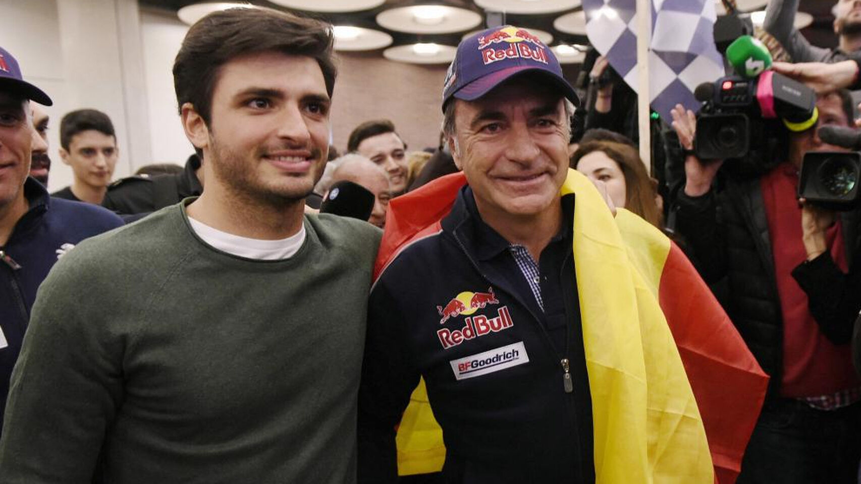 Carlos Sainz JR acompaña a su padre tras ganar el Dakar / El Español