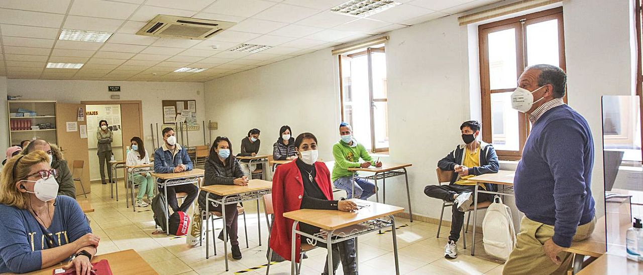Muchos adultos retoman la educación mientras están en paro / Diario Información