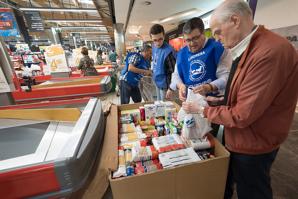 Imagen de la última recogida de alimentos en Eroski / Fesbal