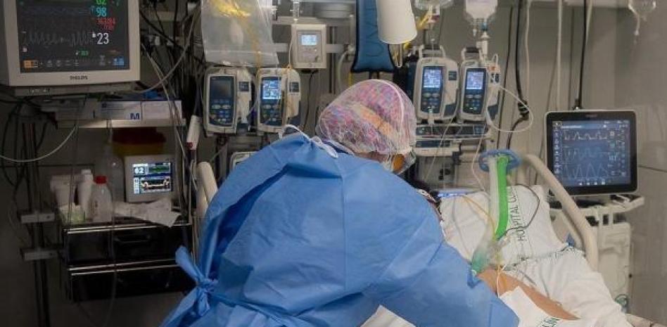 Las hospitalizaciones bajan de los 9 000 pacientes Covid tras mucho tiempo / La Vanguardia