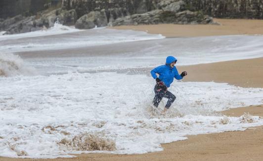 Un hombre por la playa / El Diario Montañés