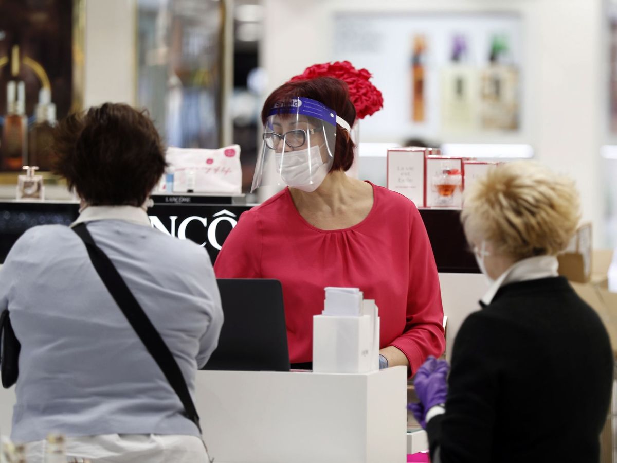 Las mascarillas en interiores desaparecerán a partir del 20 de abril / El Confidencial 