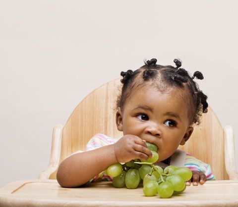 Los niños menores de 5 años no deberían comer uvas en Nochevieja / Bebes10
