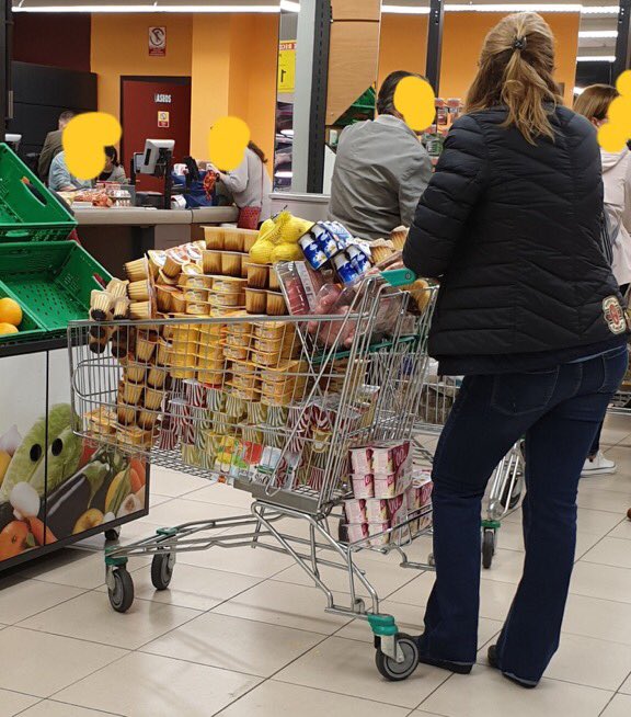 Imagen de una mujer en el supermercado