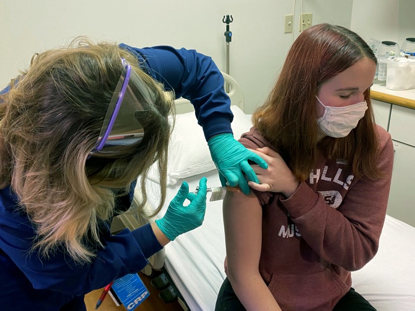 Los adolescentes comienzan a ser inmunizados en Estados Unidos / Los Ángeles Times