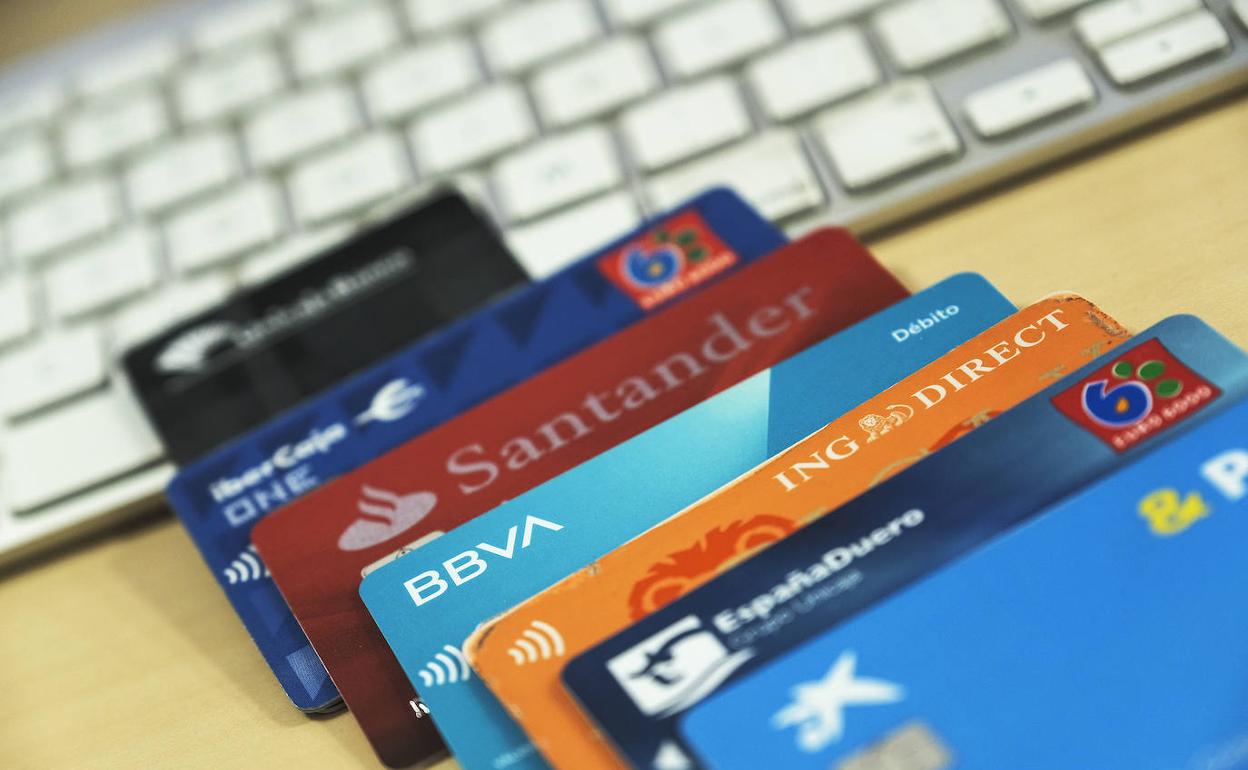 Las tarjetas de crédito y los créditos personales son una de las armas para reactivar el consumo / El Correo