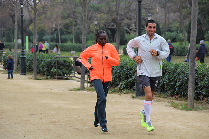 Marc Roig ayuda a entrenar a los atletas / CMD Sports