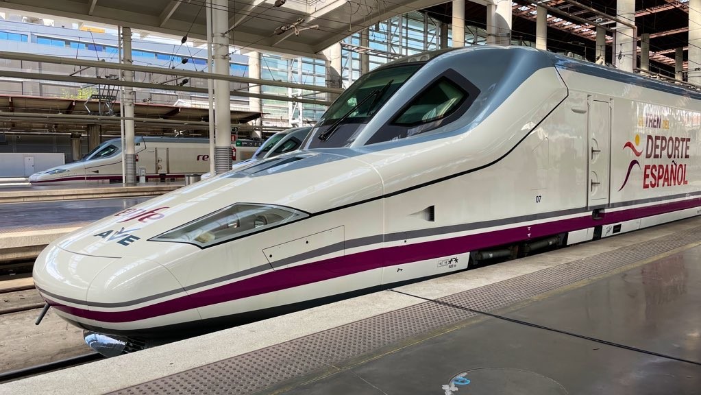 RENFE y la RFEF firman un acuerdo positivo tanto para el fútbol español como para el transporte que se encuentra dentro del programa "El Tren del Deporte Español" / RENFE