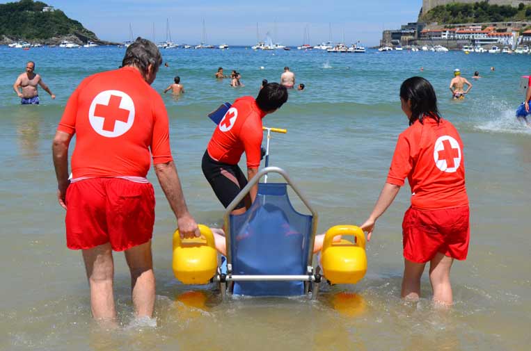 Cruz Roja es una de las organizaciones que ayuda a que las personas con discapacidad disfruten en la playa / Compromiso Empresarial