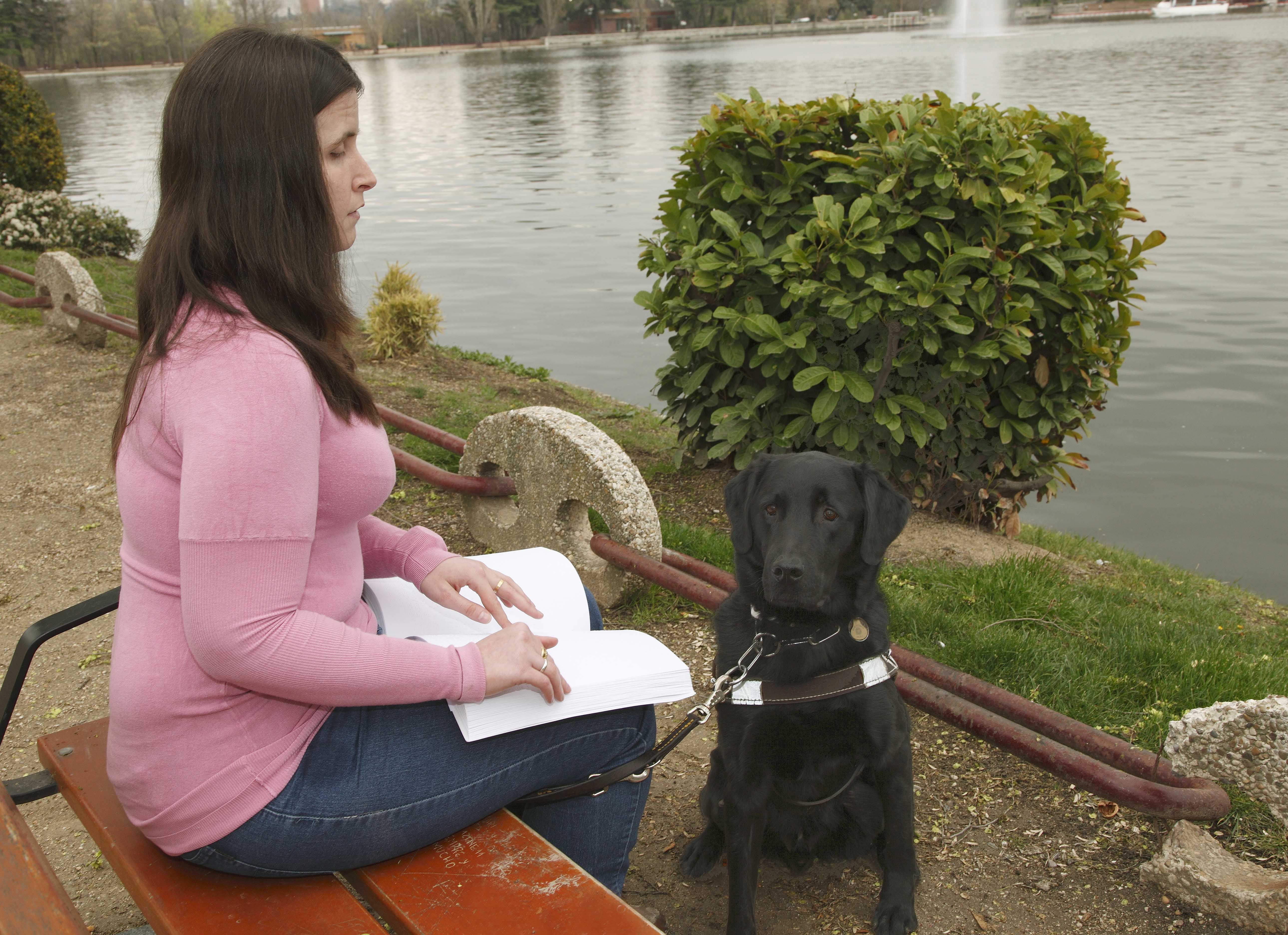 Chica ciega leyendo en Braille.