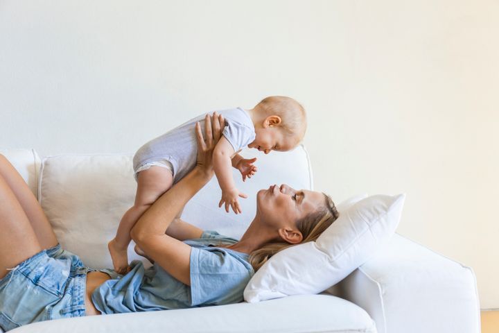 La baja de maternidad de 6 meses podría llegar a finales de 2022 / El HuffPost