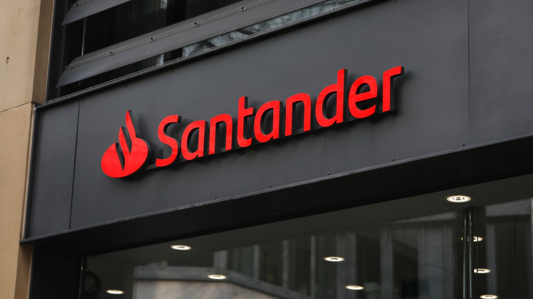 El Banco Santander mantendrá abiertas sus cajas hasta las 2 de la tarde / Oi Realtor