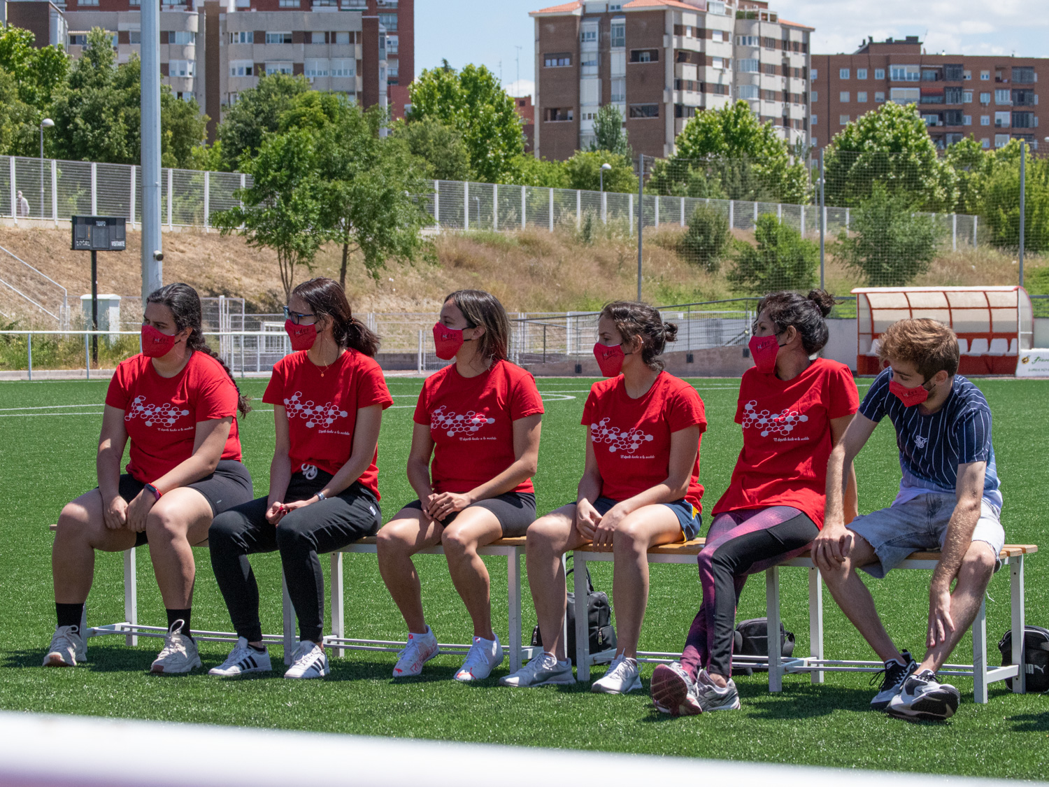 Las jugadoras de la Fundación Rayo Vallecano durante el acto / Sergio Sanz (RFFM)