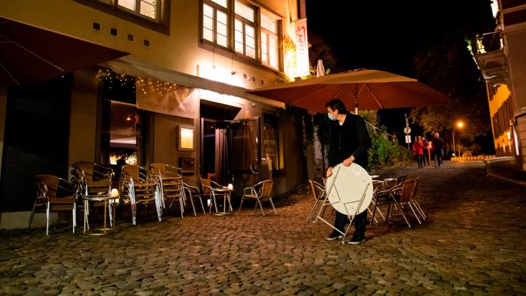 Un negocio de hostelería en Salamanca pliega las mesas / Europa Press