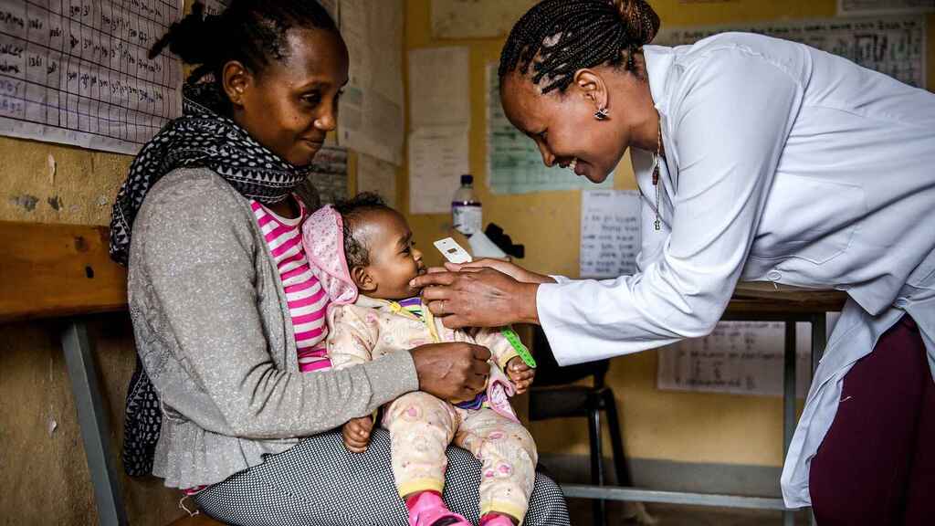 Una madre y su hija en un hospital de África/El Español