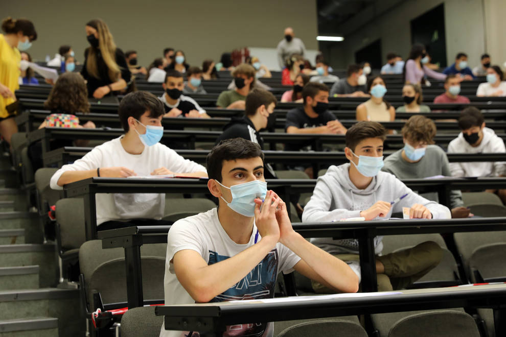 Profesores y alumnos se unen ante la polémica del examen de Filosofía de selectividad en Valencia / Diario de Navarra