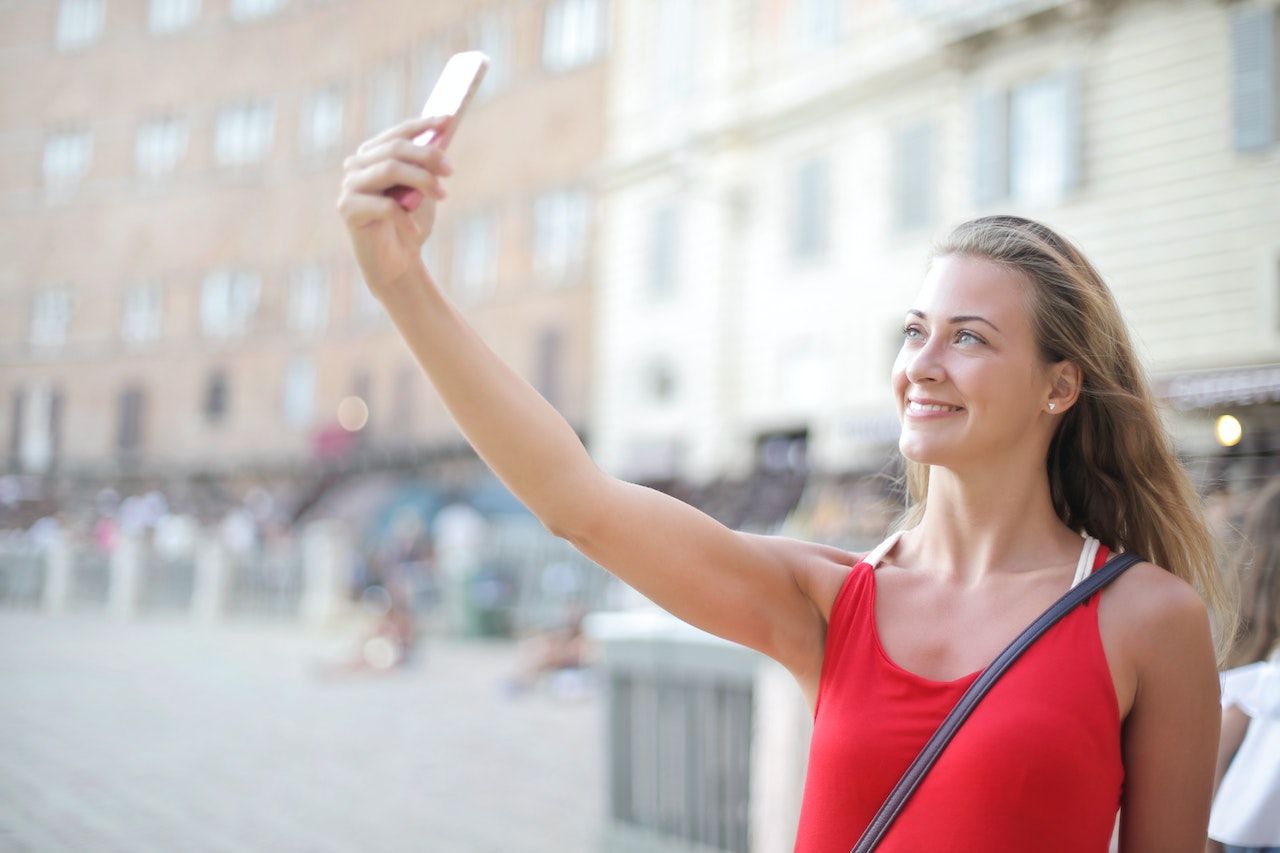 Chica haciendose una foto para la aplicación Tinder