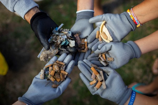 Recogida de basuraleza en entornos naturales de España