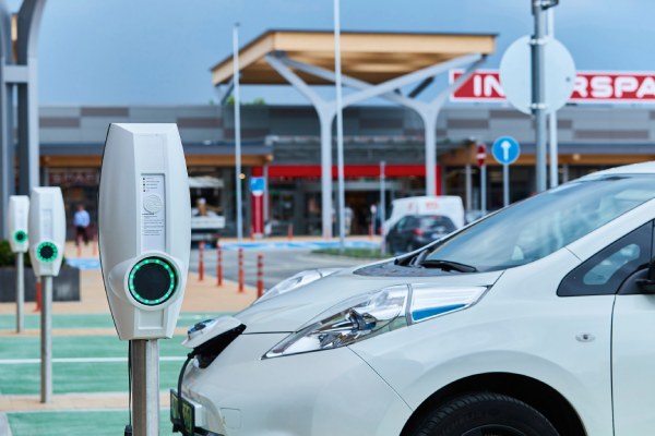 Coches eléctricos cargándose