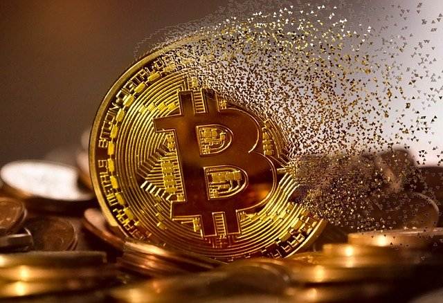 Un Bitcoin desvaneciéndose 