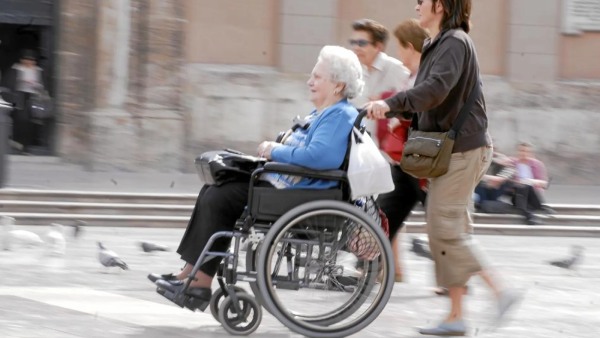 Mujer en silla de ruedas