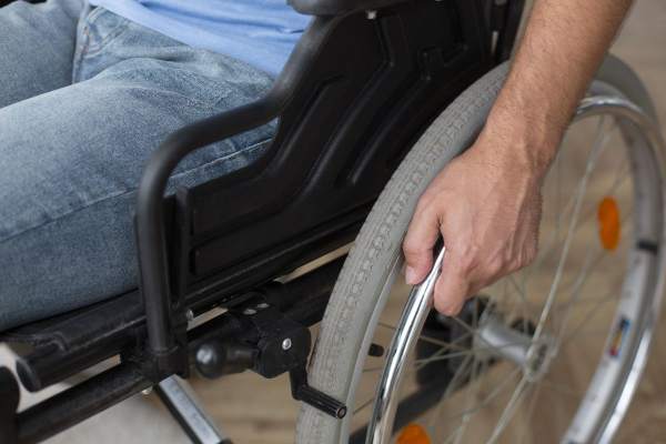 Persona en silla de ruedas