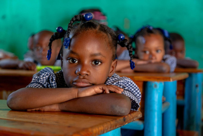 Niña en una escuela de Haití